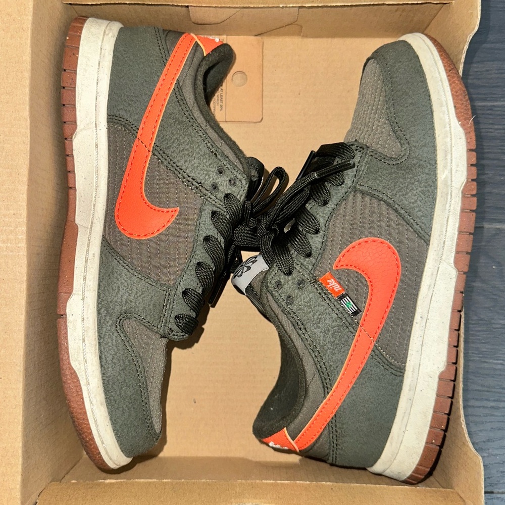 Nike Dunk Low SE - Olive Green & Orange